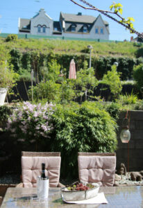 Außenbereich mit Blick in den grünen Garten.