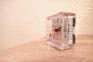 Detail - Ein Wecker neben dem Bett. Der wird im Urlaub hoffentlich nicht benötigt.